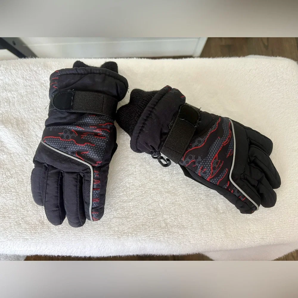 3M THINSULATE | Insulated Black and Red Winter Gloves | Kids Size S 4-7